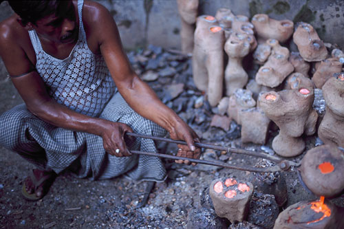 Damrai pouring molten metal