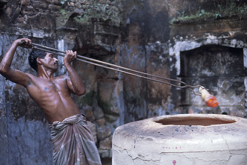 Removing statue casts from 1200-degree furnace