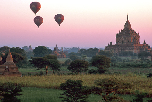 Hot air balloons next to Htilominlo Paya