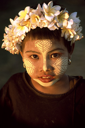 Young girl by U-Bein bridge