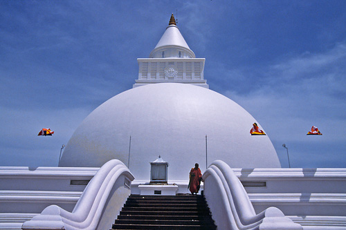 Kirivehera Dagoba in Kataragama