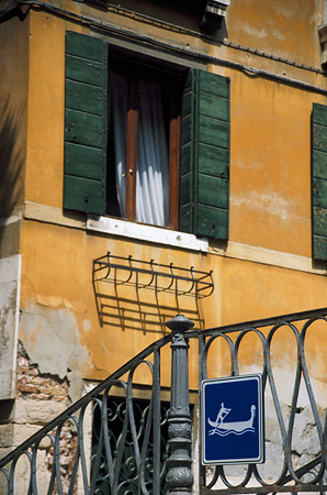 Gondola crossing sign